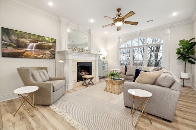 Building Photo - 222 S Block Ave