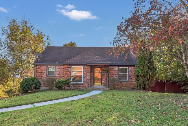 Building Photo - Spacious 4 bedroom, 2 bath/ detached recording studio