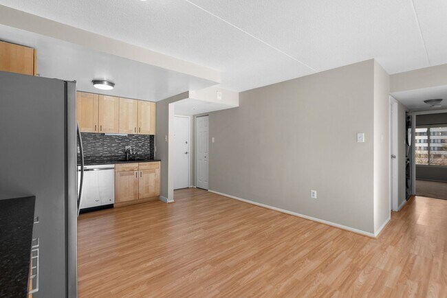 Building Photo - Beautifully renovated 2BR, 2BA spacious, a...