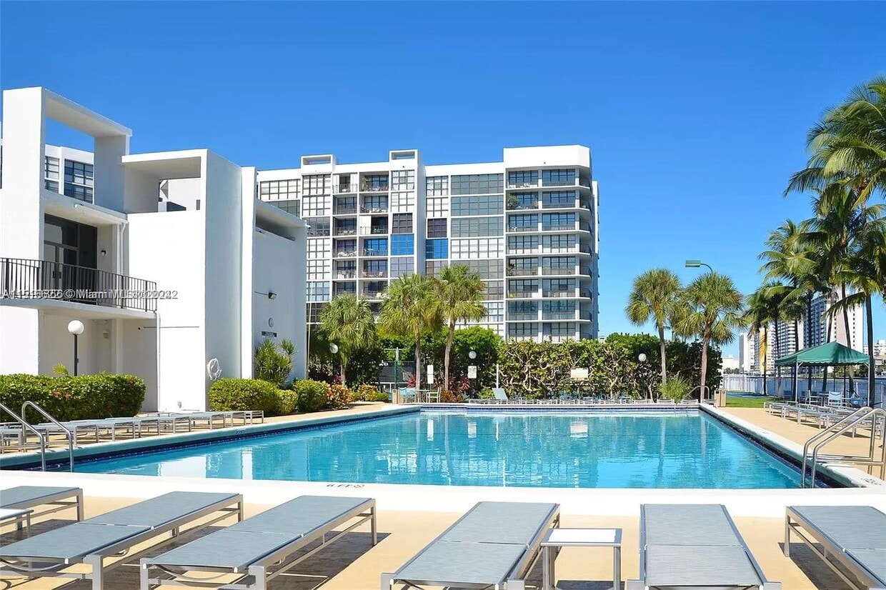 Primary Photo - 1000 Parkview Dr