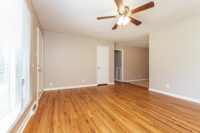 Building Photo - Gorgeous home in Huntsville