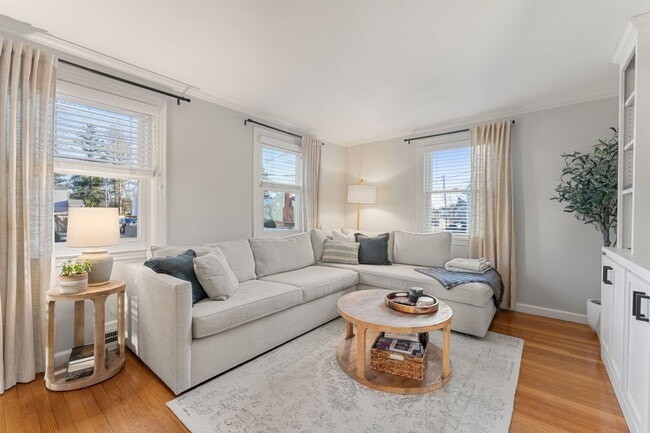 Living room - 31 5th St