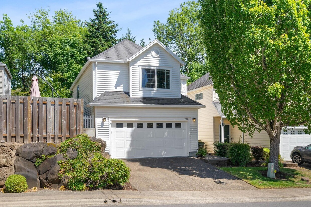 Primary Photo - Spacious 3-bdrm/2.5-bath Bethany home w/ a...