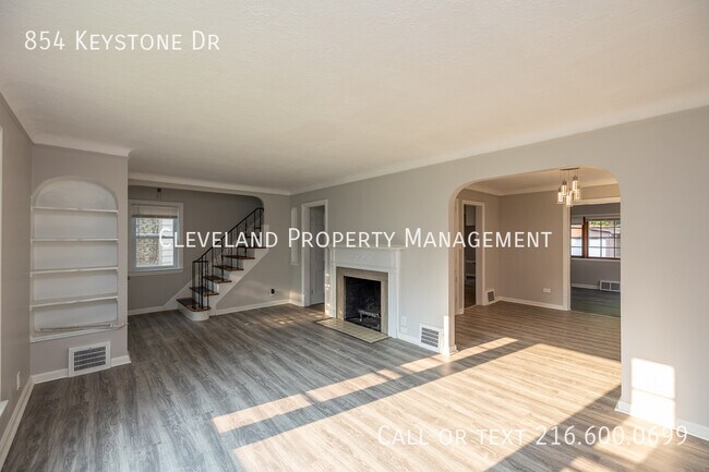 Building Photo - Cleveland Hts Brick Colonial