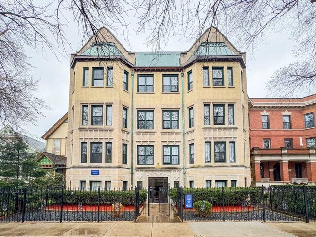 Building Photo - 4752 N Paulina St