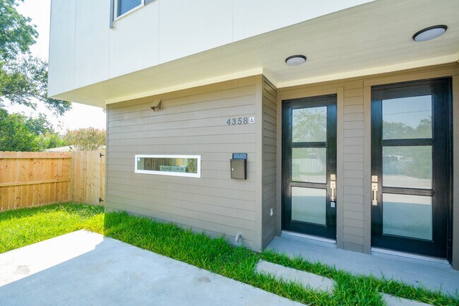 Foto del edificio - 4358 Clover St