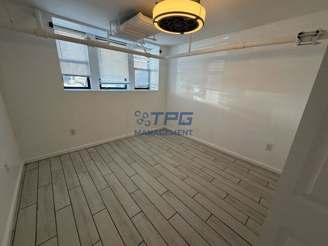 Building Photo - 118 Corbin Ave