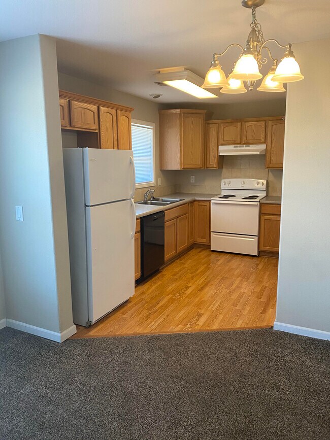 Building Photo - 785 Hilltop Dr