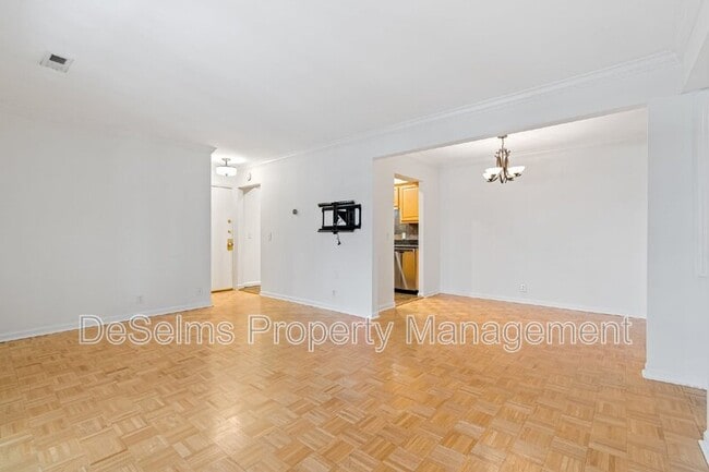 Building Photo - 5025 Hillsboro Pike