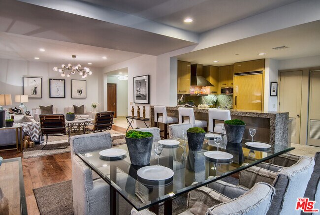 Foto del edificio - 447 N Doheny Dr