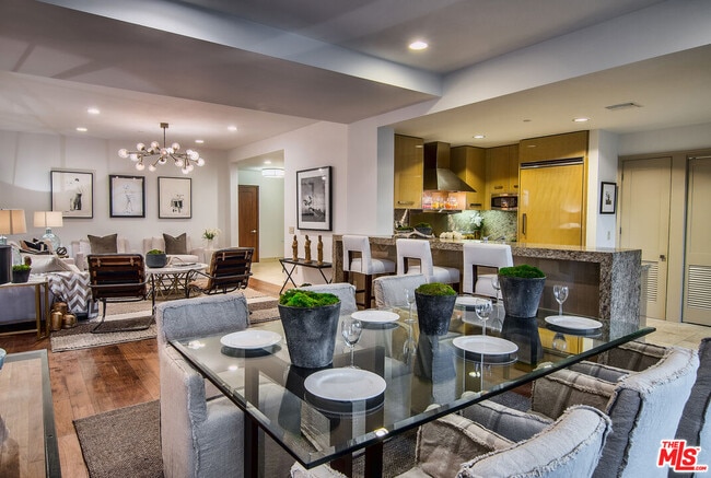 Building Photo - 447 N Doheny Dr