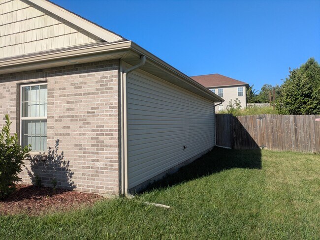 Building Photo - 2601 Quartz Ln