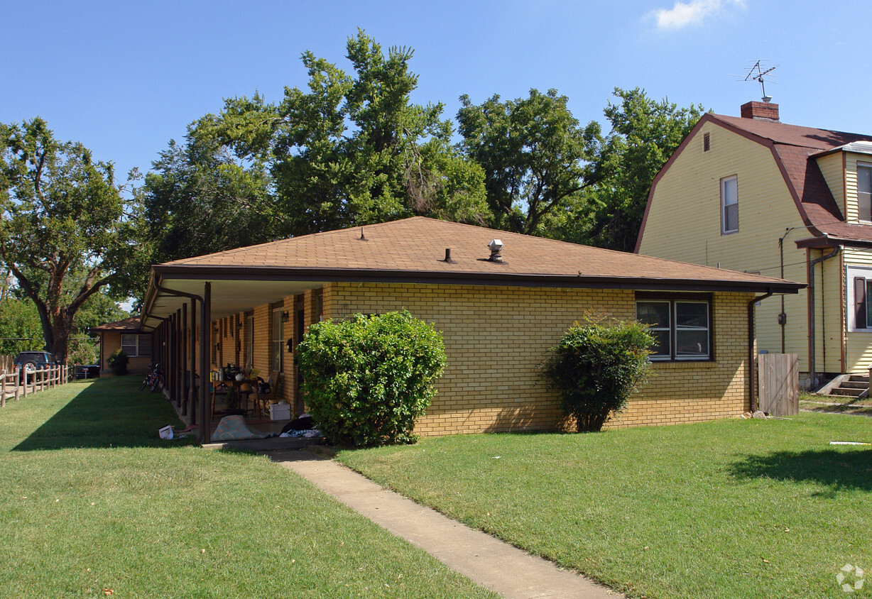 Primary Photo - 1131 Elm St