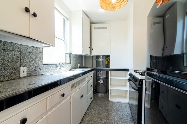 Building Photo - Lucretia Apartments