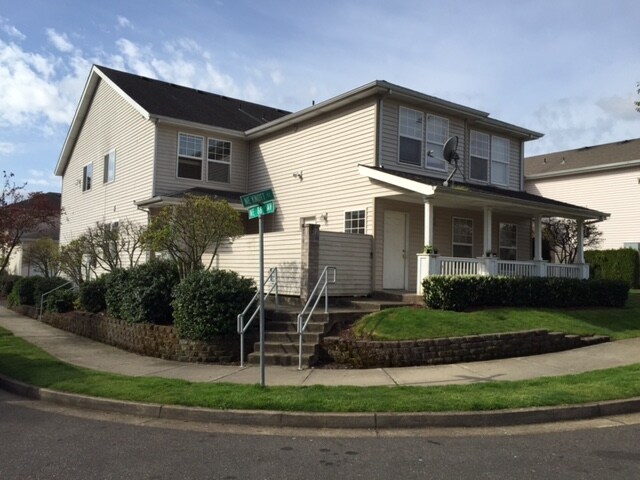 Foto principal - 8540 NE Knott St