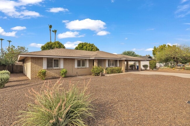 Building Photo - 5 Bed, 3 Bath, Pebble Tec Pool, Granite Counters Huge Kitchen Island