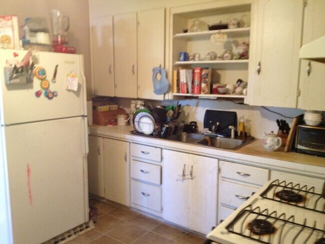 Building Photo - 3 br, 1 bath House - 678 E. Fairlane Street