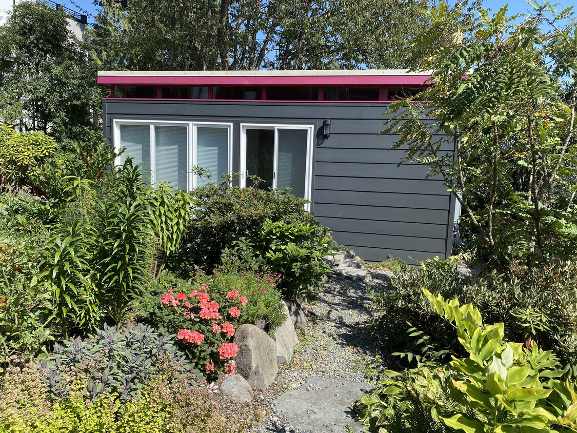 Studio in back garden - 3916 Eastern Ave N
