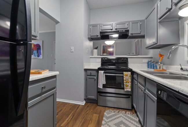 2BR, 1BA - 874SF Black Appliances - The Oaks of North Dallas