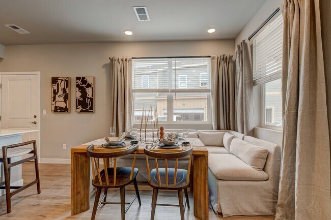 Suelos de estilo madera noble en todas las zonas de estar principales. - The Lanterns at Brighton Crossing