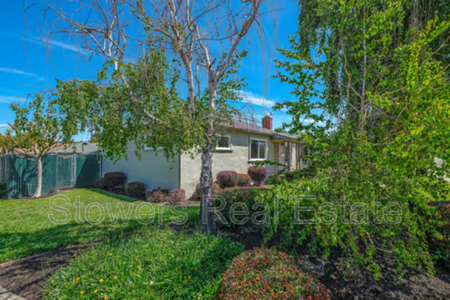 Building Photo - 808 E Lewelling Blvd