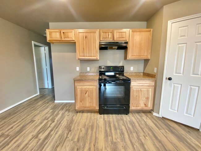 Building Photo - MOVE IN SPECIAL - $400 off 2nd months rent