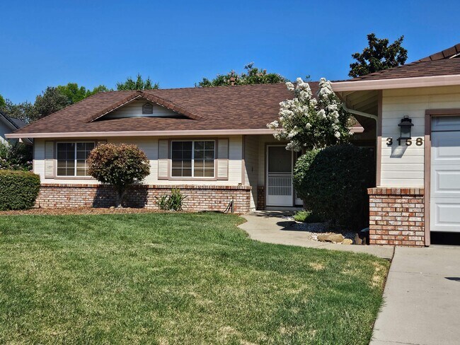 Building Photo - 3158 Howard Dr