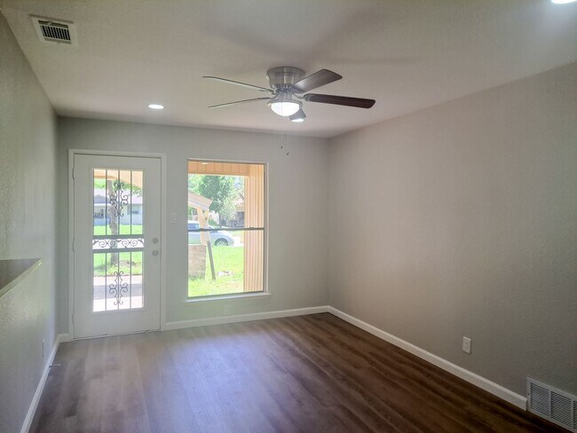 Foto del edificio - 4 Bedroom / 2 Bath / 2 Car Garage