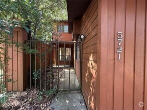 Building Photo - 5721 SW 10th Pl