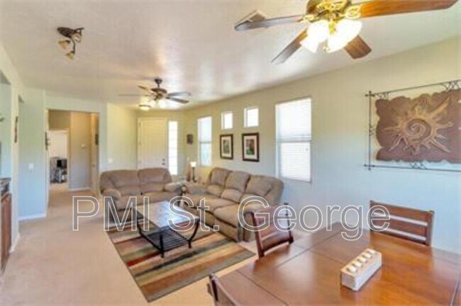 Foto del edificio - 3241 E Fourteen Fairway Dr