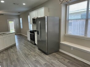 Building Photo - 431 Drake Ln