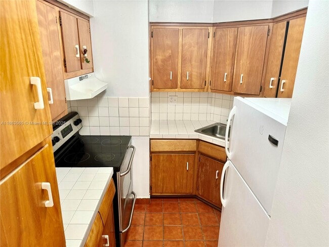 Building Photo - 1430 Brickell Bay Dr