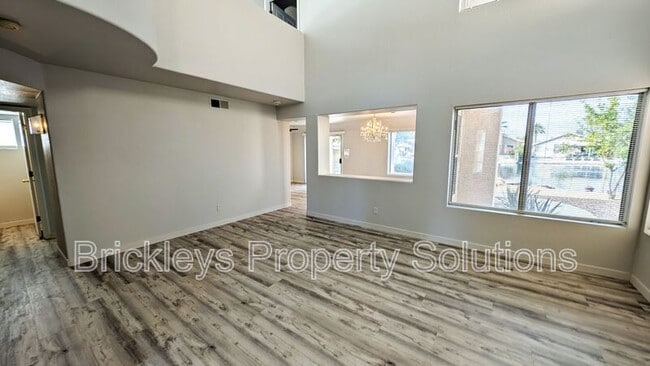 Foto del edificio - 250 S Lakeview Blvd