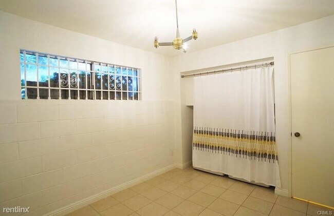 Building Photo - 3 br, 3 bath Townhome - 9027 Emperor Ave A...
