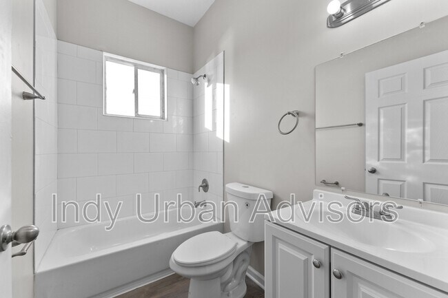 Foto del edificio - 2912 N Kenwood Ave