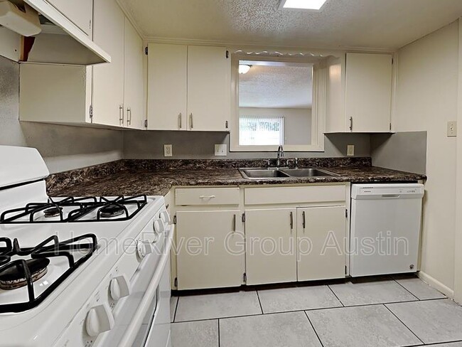 Building Photo - 1911 Hearthstone Dr