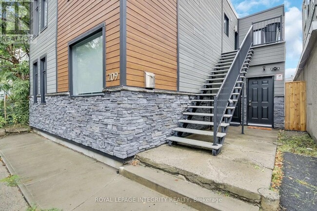 Building Photo - 209-209 Hannah St