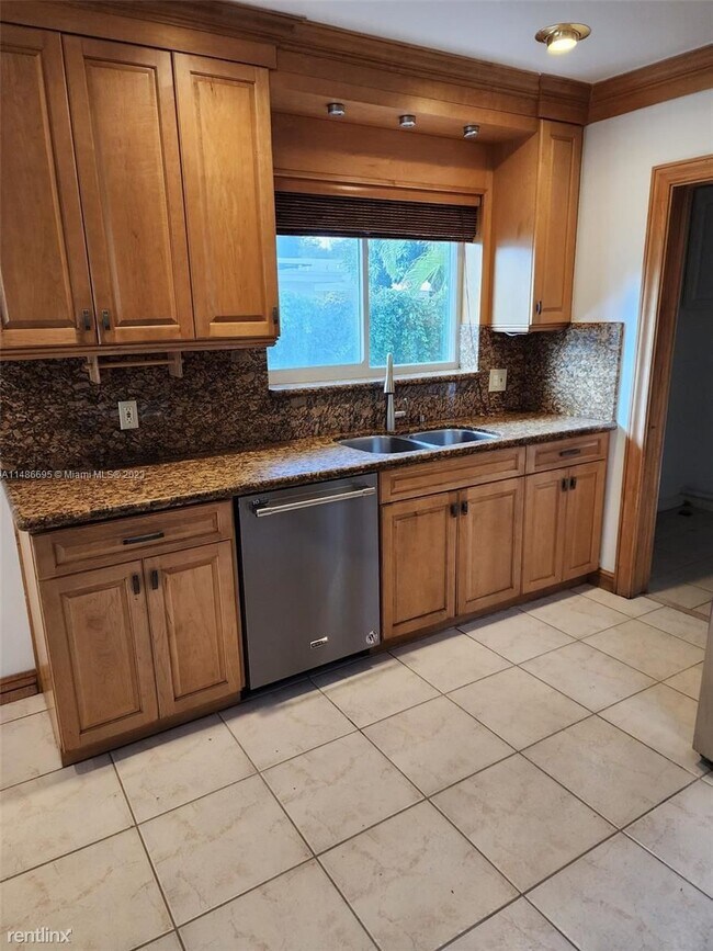 Foto del edificio - 3 br, 2 bath House - 2241 Jackson St Frnt