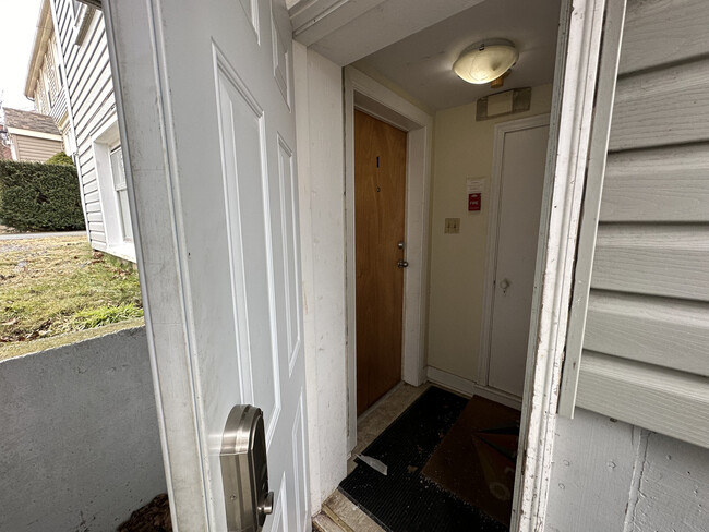 Building Photo - 854 Mclean St