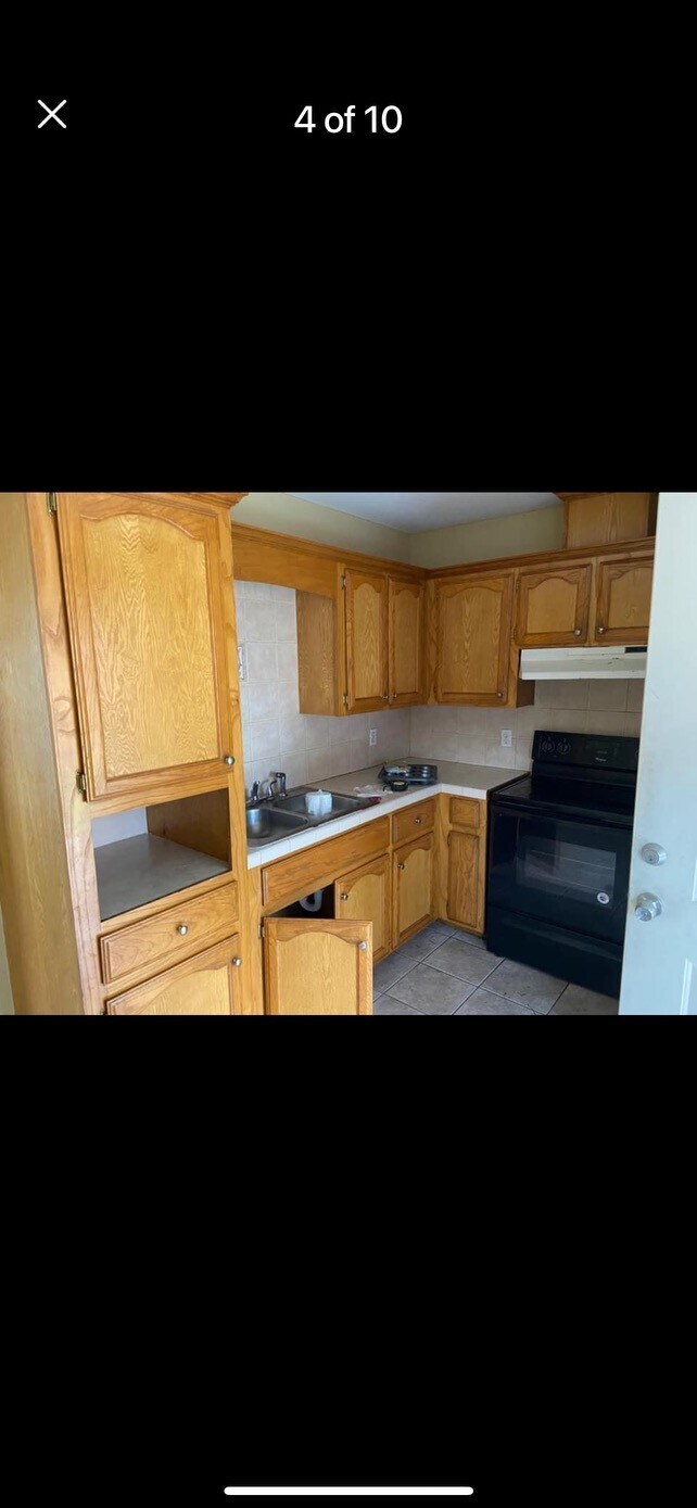 Kitchen - 1903 Dogwood St
