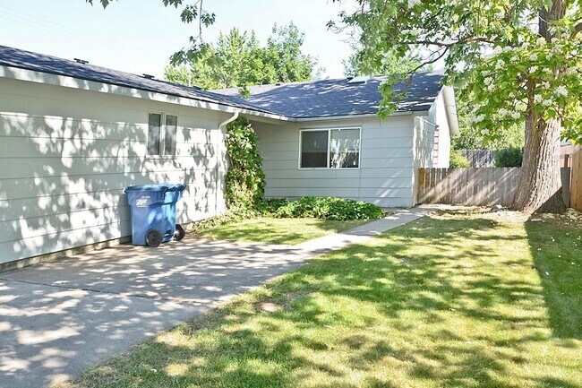 Building Photo - 2 Bedroom 1 Bathroom Duplex