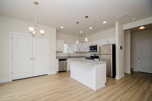 Building Photo - 1107 W 600 S