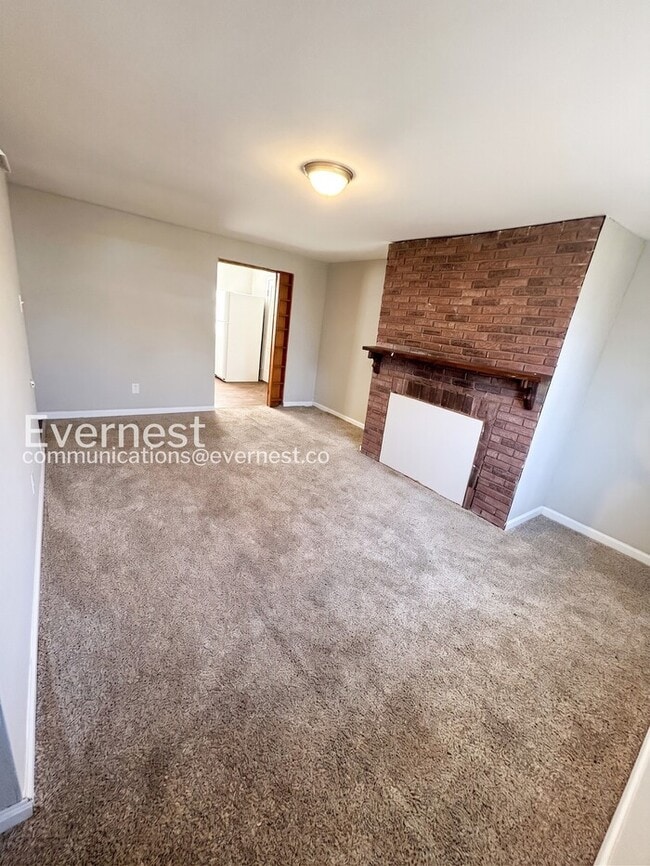 Building Photo - 2 Bed, 1 Bath Home with Garage / Pet-Friendly / Vouchers Accepted / Available Now!