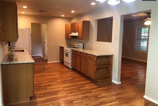 Building Photo - 2118 Collins Dr