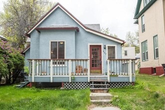 Building Photo - 807 5th Ave