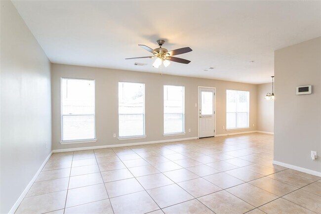 Foto del edificio - 4615 Daisy Meadow Dr