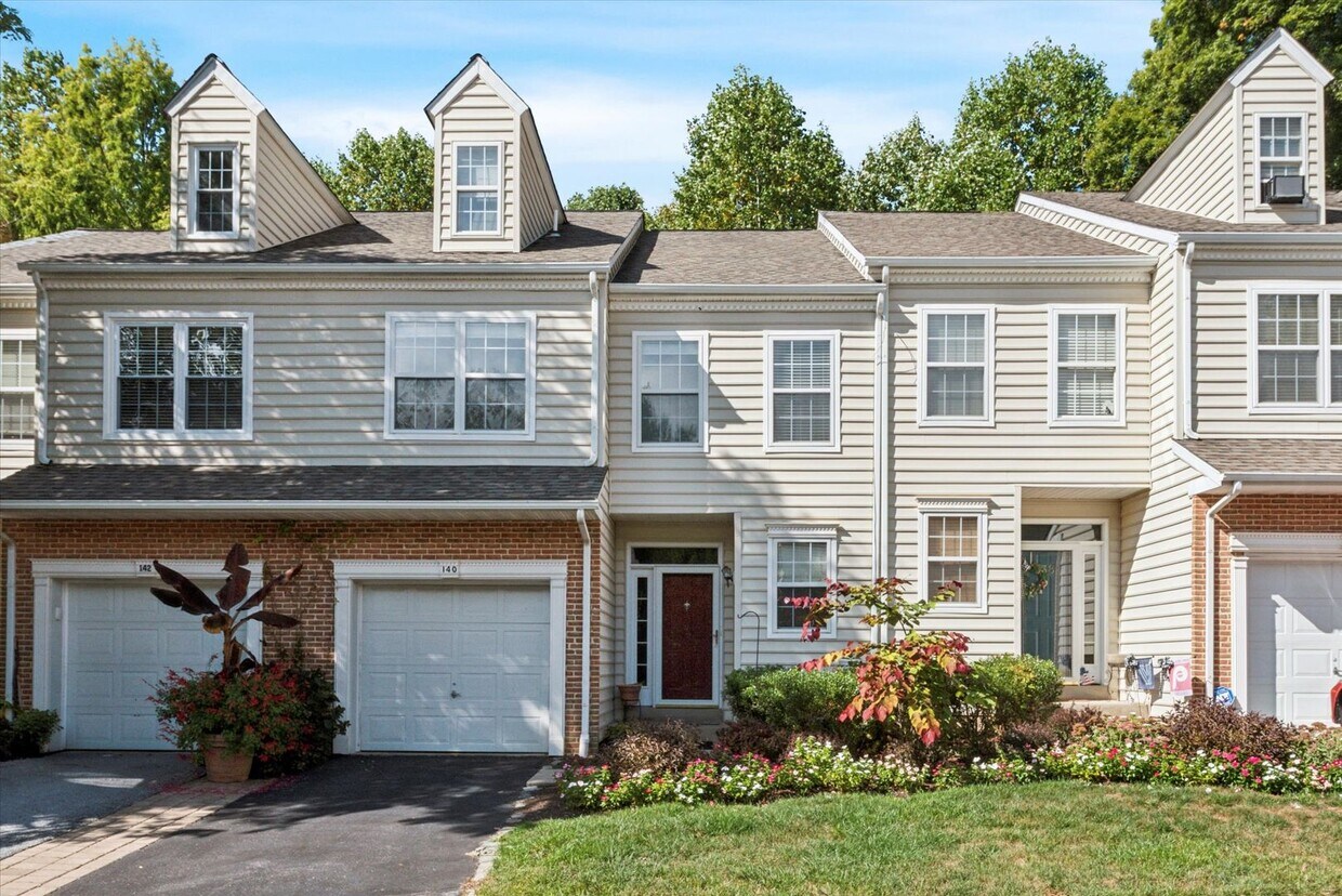 Primary Photo - Lovely 2 Bed 2.5 Bath + a Loft Townhome in...
