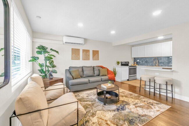 Building Photo - Fully Furnished Sunnyside Townhome | All-Inclusive | Flexible Stays
