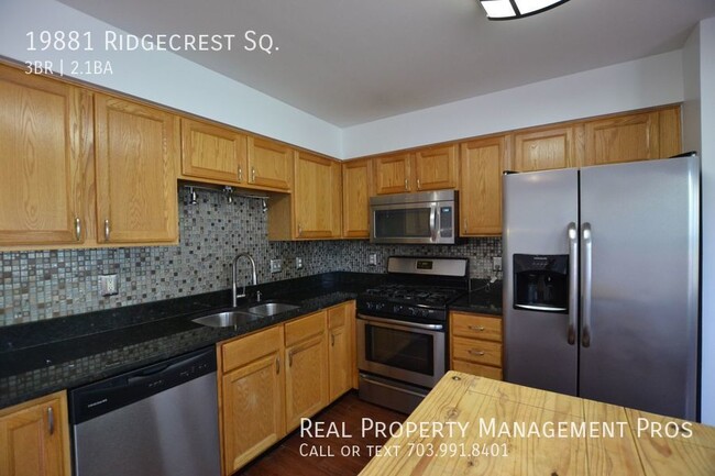 Building Photo - 3 Bedroom End Unit In Riverside Villages F...