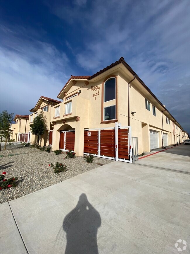 Cherry Plaza Apartments under 800 Fontana, CA 2 Rentals